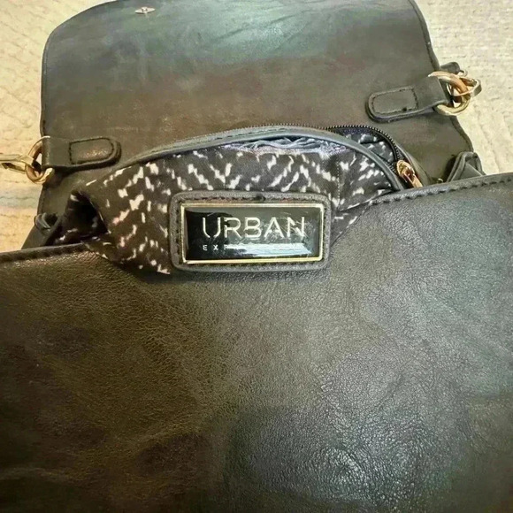 Beautiful black faux leather saddle purse with handle and strap - Picture 5 of 8